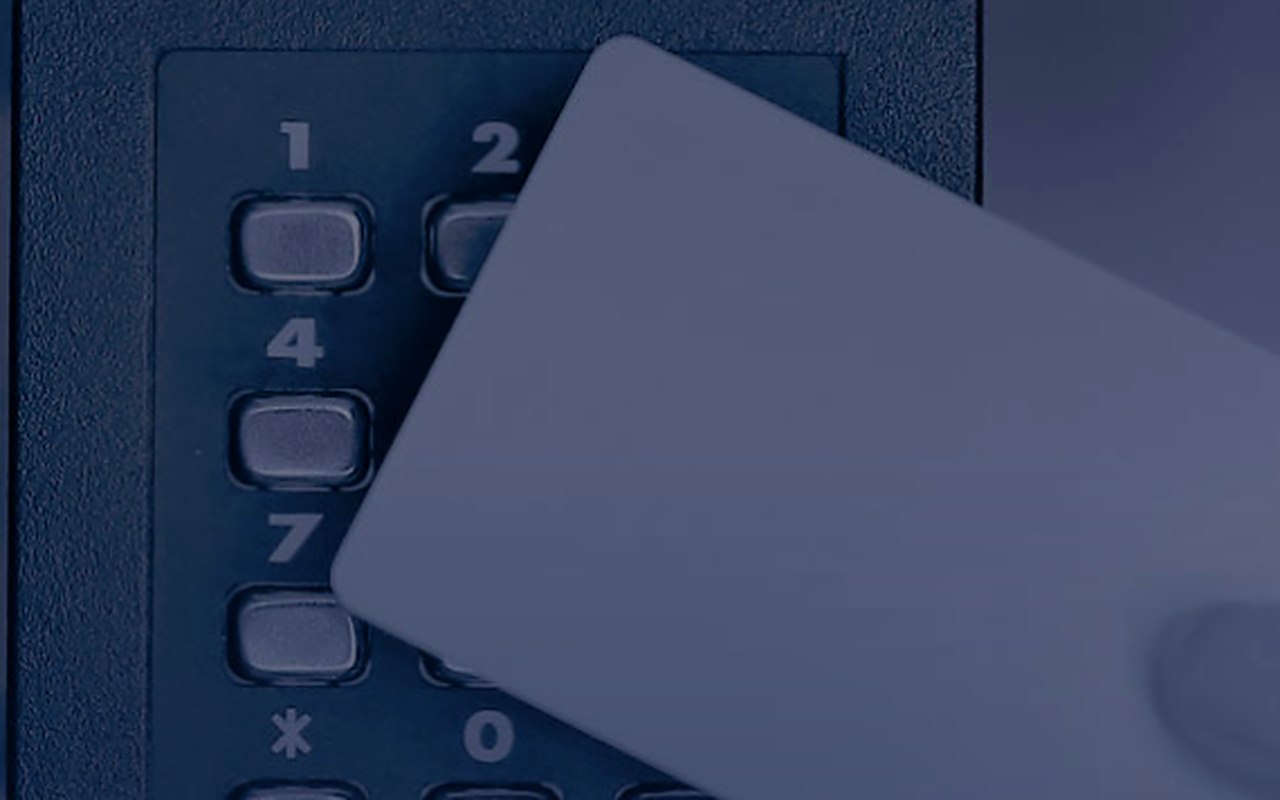Cartão de proximidade a ser passado sobre um teclado de controlo de acessos